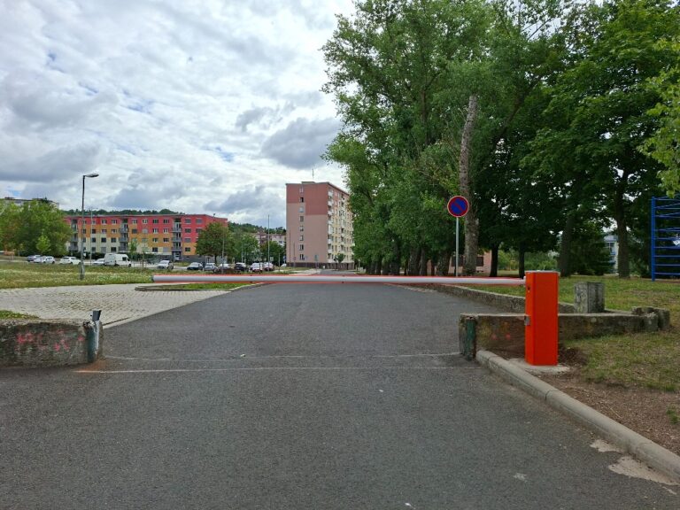 Omezení vjezdu a parkování v areálu